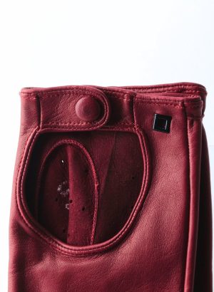 guanti da guida in pelle da donna color Rosso Gucci dettaglio cinturino e bottone in pelle